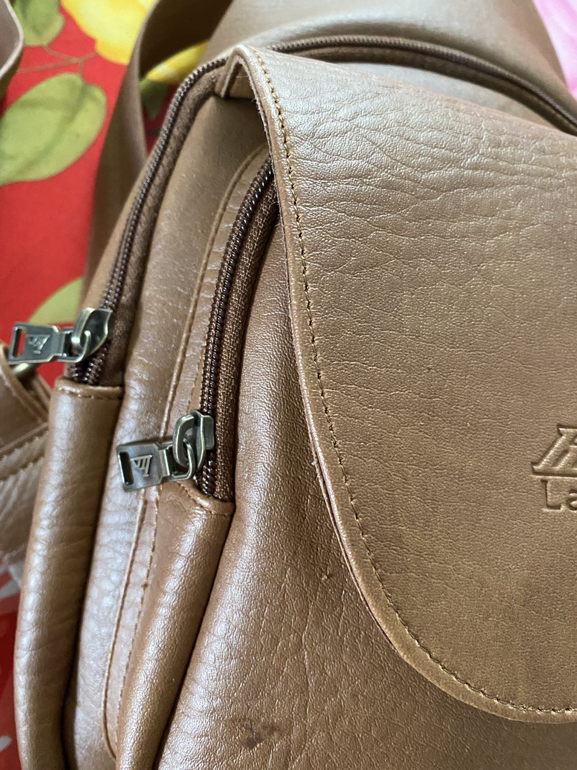 Đóng gói đẹp ok (5sao) .Túi k vô phom mình phải nhét thêm áo vô mới vô dc phom ( sửa dc nên 5 sao ) bị gãy da ngay chổ nắp đậy ( k bền ở chỗ này) . Túi đẹp ok . Bực bội về phần giao hàng của tiki mặc dù thanh toán momo để tránh tiếp xúc gần vậy mà khi nhận hàng phải trình chứng minh giấy tờ. Vậy thanh toán online làm gì bực bội. ( anh shipper ok chỉ làm theo quy định) mà bực đang dịch mà cứ phải trình giấy tờ để nhận hàng mặc dù đơn hàng dưới 200k