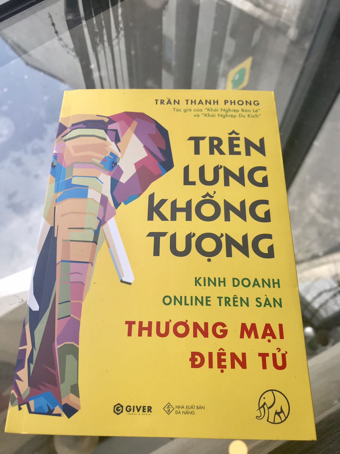 Bộ sách này ra mắt đúng lúc mình đang cần. Xem qua mục lục và một vài trang thì thấy nội dung rất hữu ích. Riêng mình, mình sẽ đọc cuốn Sức Mạnh Thương Mại Điện Tử trước vì bị hấp dẫn bởi những chương đầu tiên. Mỗi cuốn sách đều có chức năng riêng của nó làm mình cảm thấy tự tin hơn cho những dự định của mình trong năm mới. Mình rất thích và ấn tượng với sách của GIVER, sẽ ủng hộ dài dài.