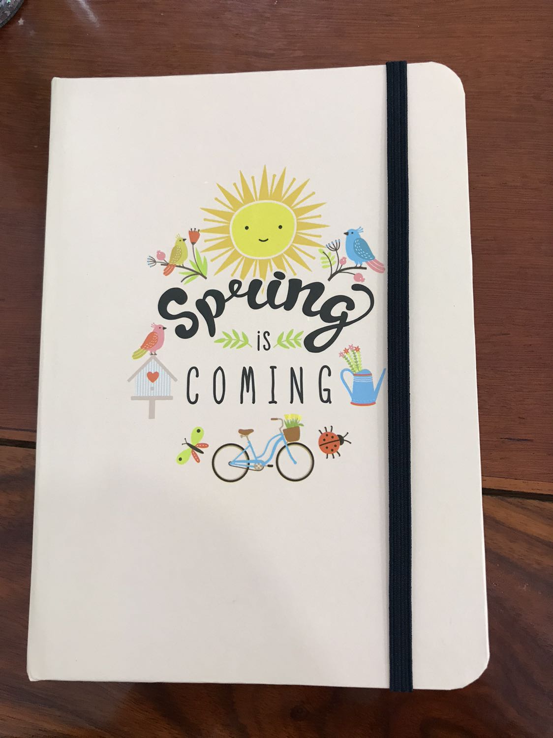 Sổ nhỏ xinh, đựng vừa chiếc túi bé bé của mình. Tuy nhiên giấy vàng màu hơi nâu tối chút cũng không ảnh hưởng nhiều lắm vẫn viết được. Đóng gói rất đẹp và sổ nguyên vẹn.