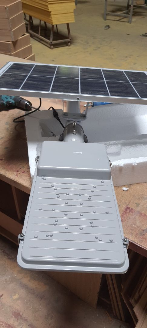 tấm pin không đúng  kích thước, không có  tem,nhãn mác, không một  thông tin nhà sản xuất .