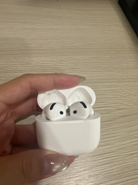 Airpods mới dùng đã hư. Chính sách bảo hành lòng vòng. Cần nhân viên trả lời mà cứ đưa AI. Mất thời gian. Không uy tín.