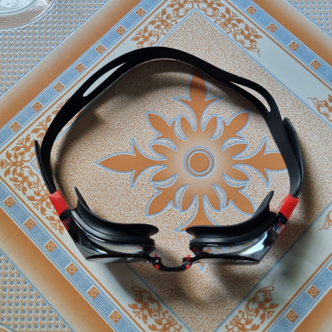 Hộp kính đẹp và có núm xoay đóng mở tiện lợi. Nút điều chỉnh độ dài dây ở hai đuôi mắt kính. Mắt kính nhìn dưới nước rất tốt, không mờ hơi nước. Sản phẩm tốt.