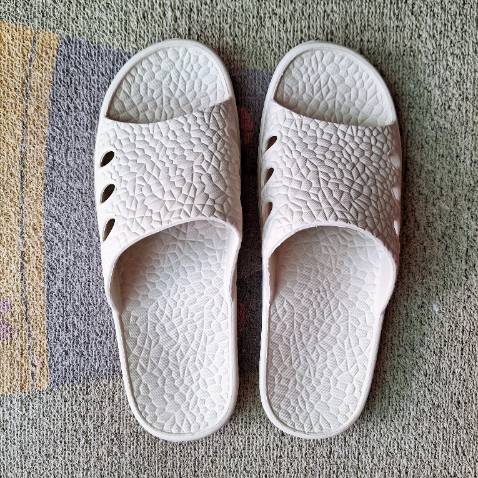 Dép rất nhẹ, đi êm chân, đế dép ma sát tốt giảm thiểu tình trạng trơn trượt. Nhựa tốt không hề có  mùi hôi, mở bao bì ra là lấy dép đi ngay được luôn. (Phải mà nhà sản xuất có size lớn hơn và size nhỏ hơn chút nữa thì khách hàng sẽ có thêm nhiều lựa chọn).