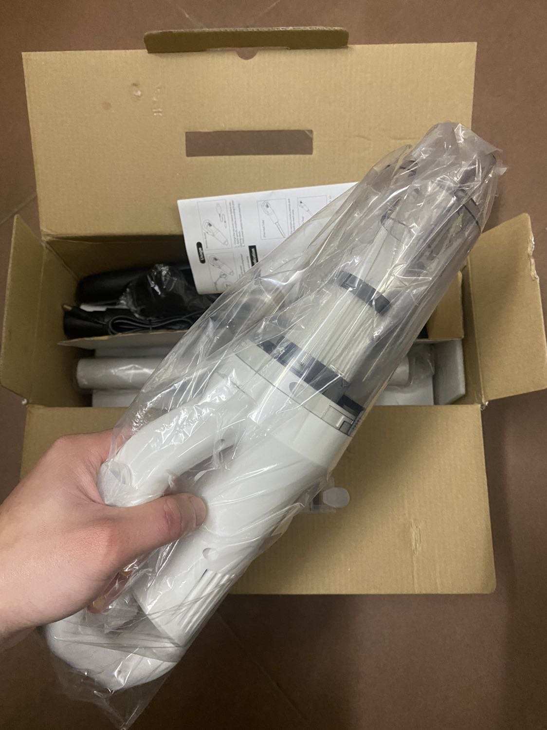 Đây là cái máy vừa ý nhất từ trước đến nay, giá hợp lý so với hàng cùng loại. Nhỏ gọn, phù hợp với diện tích nhỏ như bàn ghế, tủ giường, bàn thờ. Máy có lực hút mạnh, sử dụng trong những căn hộ nhỏ hoặc oto. Với cá nhân mình thì như mong đợi với mức giá này. Điểm cộng là máy gọn nhẹ vừa tay. Cũng ko quá ồn ào và cồng kềnh. Nên anh chị nào quyết định mua thì ok với tiêu chí nhỏ gọn, nhu cầu ko quá cao thì best choice nhé!