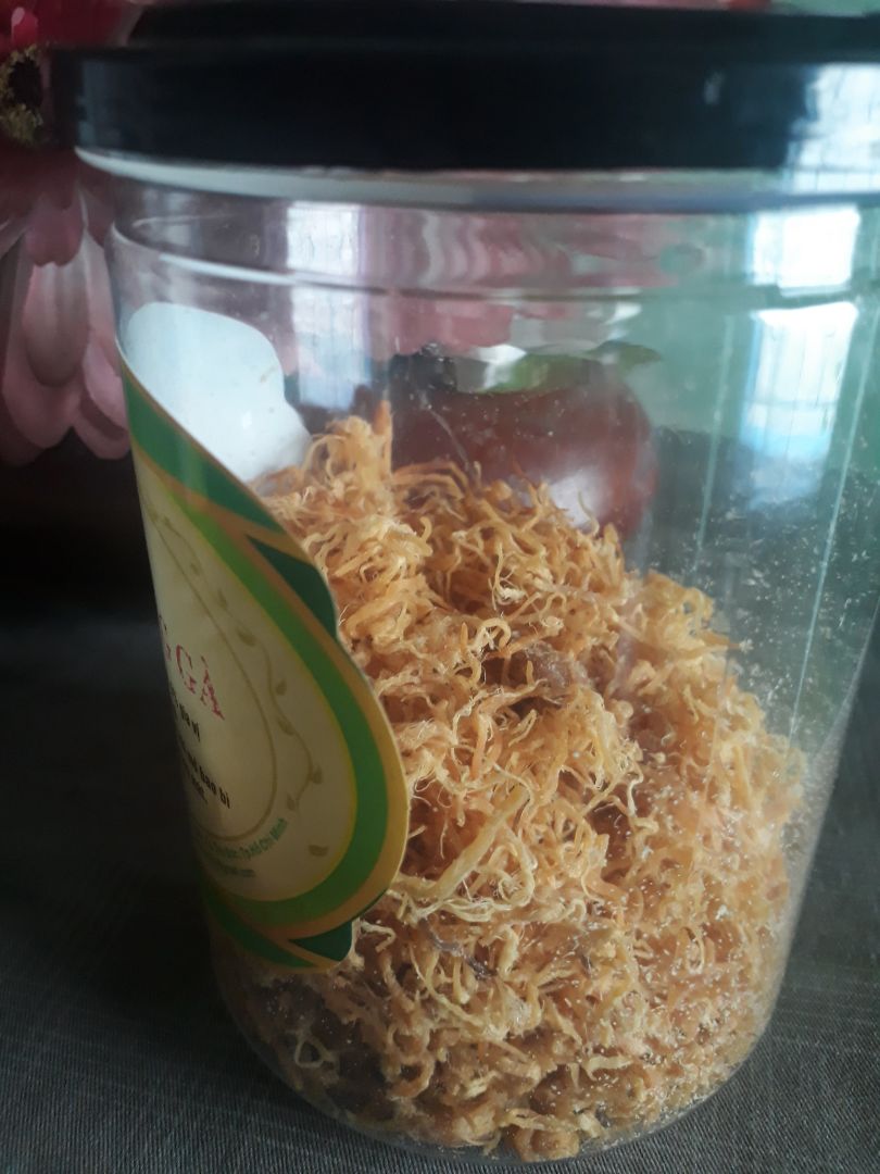 Sợi gà có hương vị thơm ngon, không quá mặn, lại thêm vị ngọt sau khi ăn. Hộp sản phẩm đóng đóng gói đẹp, vừa có nắp nhựa bên ngoài, vừa có miếng thiếc bảo vệ bên trong.