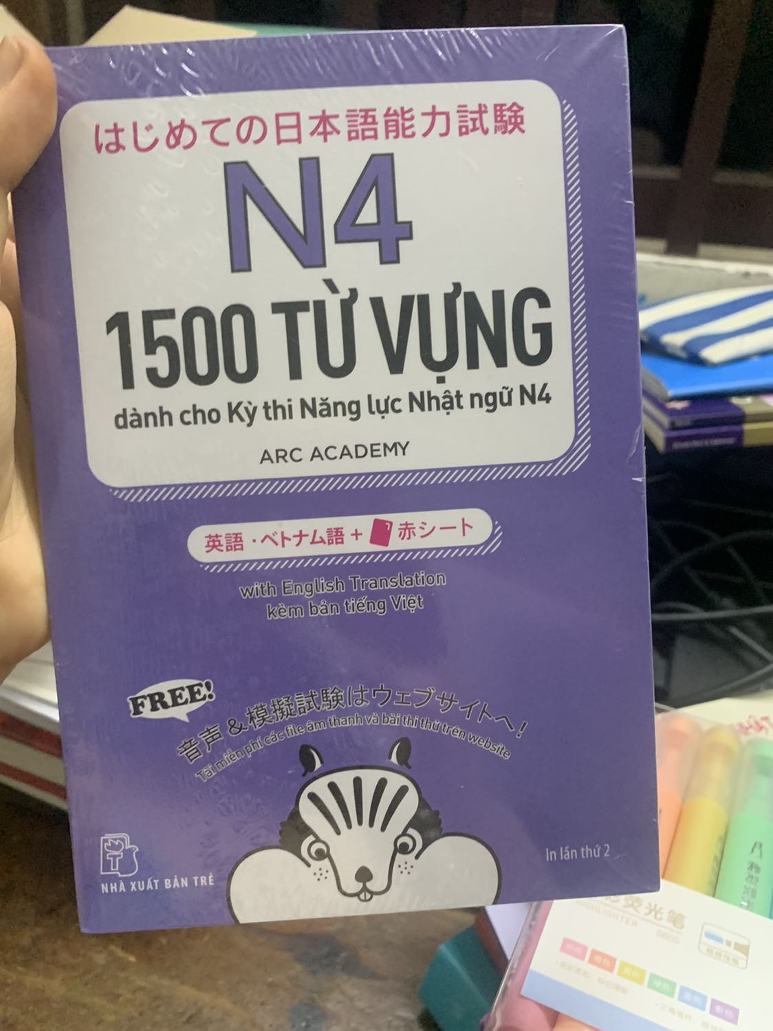 Xịn xò cực kì. Giấy chất lượng muốn xỉu, chữ in rõ nét và có kèm tiếng việt cho dễ học hơn. Tiki thì giao hàng phải gọi là đỉnh của chóp- nhanh ko chê vào đâu đc. Thanks nhìu ạhhhhh