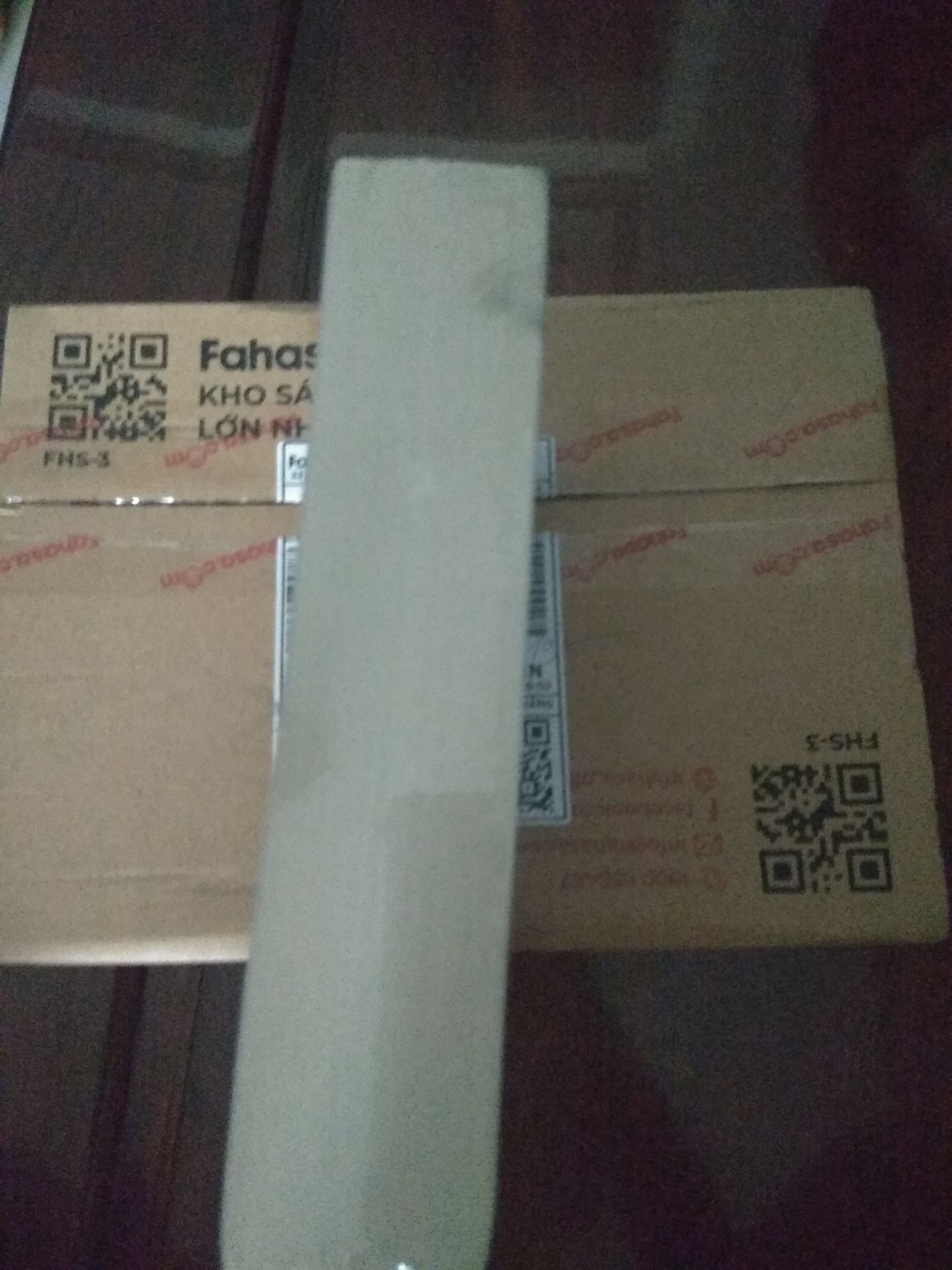 sách có seal nhưng rõ ràng là vừa mới được bọc vào, nhìn qua lớp nilon cũng thấy sách có rất nhiều vết xước, có cả vết đen sì trên giấy, sách cũng bị ố