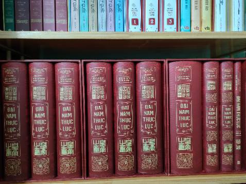 Sách tuyệt đẹp, hộp cứng chắc chắn, nhưng phông chữ in hơi nhỏ. Nếu in to như các sách khác chắc phải lên đến 15 tập cũng nên.