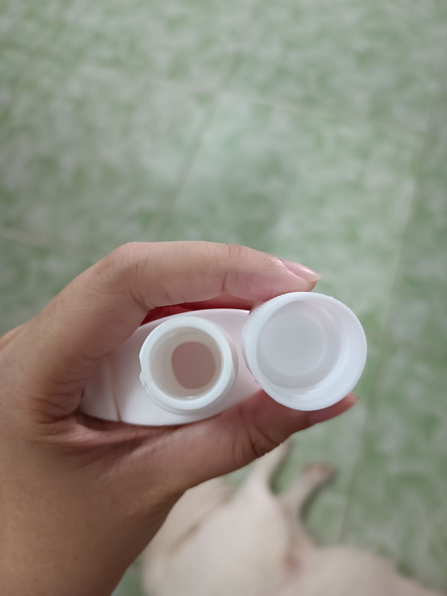 hộp và chai đều ko có seal, mình mới mua lần đầu nên ko biết này có phải do hãng hay ko, dung dịch ít sệt, dễ thấm vào da, cá nhân mình thấy ko nóng bằng Icyhot hay Bengay, đc cái thiết kế chai có con lăn gai rất thíc vừa tay, shop đóng gói chắc chắn có tem hàng dễ vỡ luôn, tiki giao nhanh thì khỏi nói rồi