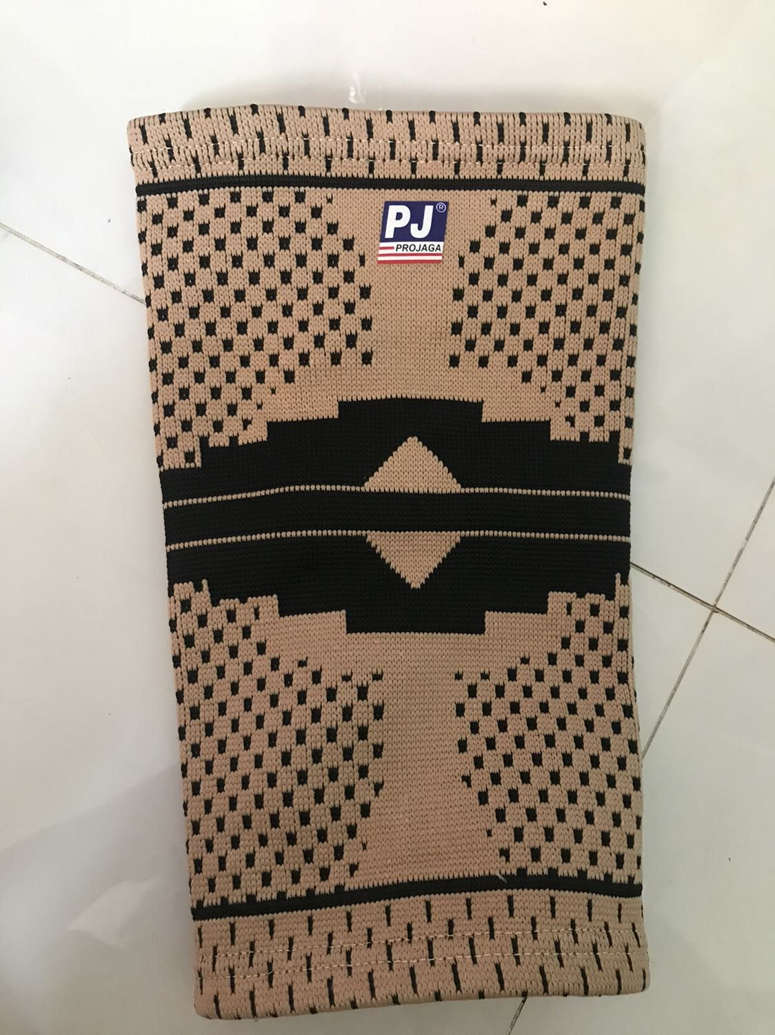 1 chiếc như hình
Không để ý có size không, mang vô rộng, không có tác dụng gì với mình 
Hàng giao quá lâu