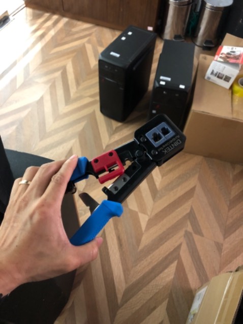 Kìm bấm ok. Hàng chính hãng nên sử dụng yên tâm nhé cả nhà. Hơi nặng hơn so với các loại kìm khác nhưng rất chắc chắn.