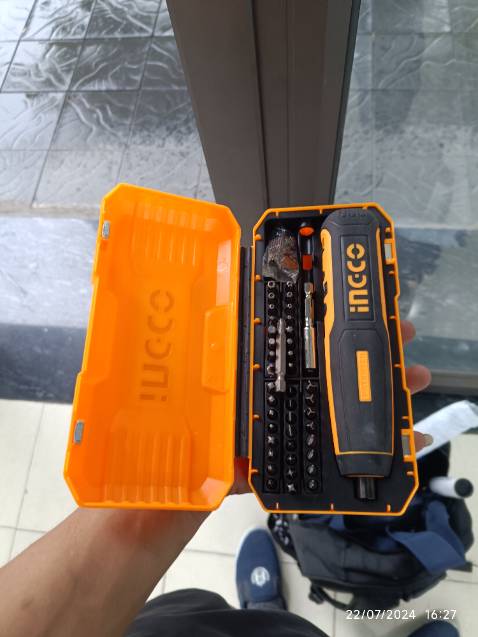 Cầm chắc tay. 4v mà khỏe, bắn tôn, sắt, gỗ tốt.
Đủ loại đầu vít giúp làm việc dễ dàng hơn.