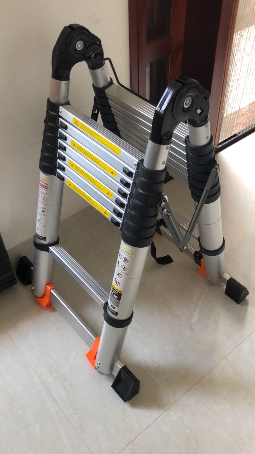 Thang chắc chắn, hơi nặng…
Chỉ có điều khi bất tiện là: khi kéo xuống thấp, ở tư thế thang hình chữ A, và đứng lên thang thì thang sẽ tự đổ về phía đối diện, do không có khoá chặn khi kéo lên (chỉ có khoá chặn khi gập xuống). Ai không để ý rất dễ bị ngã nhào🥵🥵🥵

Hoặc do mình chưa biết sử dụng ???