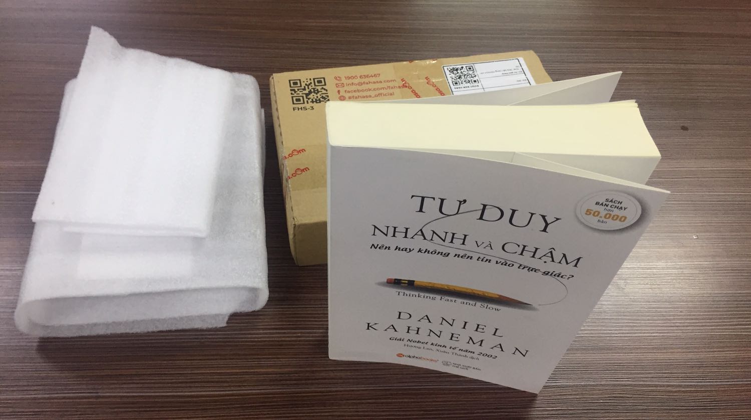 Không review về nội dung, vì có lẽ ai muốn mua quyển này đều đã tìm hiểu qua.
Về phần chất lượng sản phẩm: rất hài lòng với cách bọc bảo quản và sản phẩm của Fahasa. Mọi lần mua sách đều được bọc rất chu đáo.
Mình mua quyển này đúng dịp sale nên giá rất tốt. Cảm ơn Tiki và Fahasa nhiều.