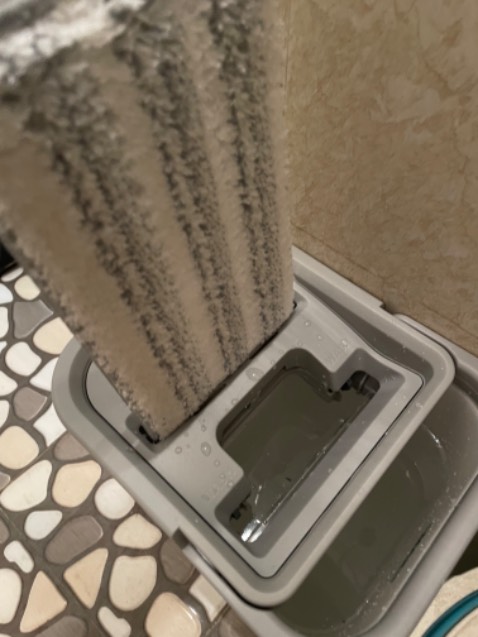 Mình đọc review khá nhiều trước khi ra quyết định chọn Parroti. Hàng đóng gói cẩn thận, thử dùng khá ok, cây lau nhẹ không nặng, có thể điều chỉnh chiều dài. Khả năng vắt cũng ổn không bị xĩnh nước. 
Còn về độ bền thì để sử dụng thêm nha.