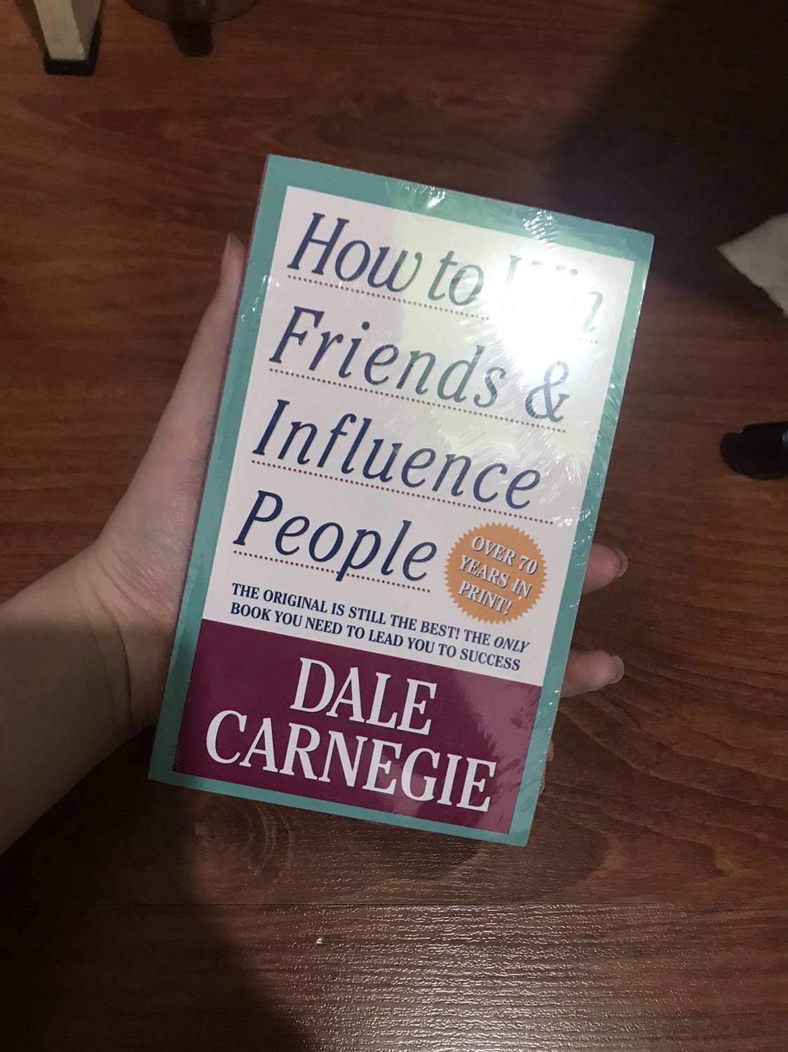 giao hàng nhanh, mới đặt hồi trưa mà chiều đã nhận đc r, đóng gói hàng đẹp, chắc chắn. Huhu sách xinh  lắm, nhỏ gọn, dễ cầm. Mình chưa đọc nên k biết nội dung sao nữa. Chung là hài lòng lắm ❤️