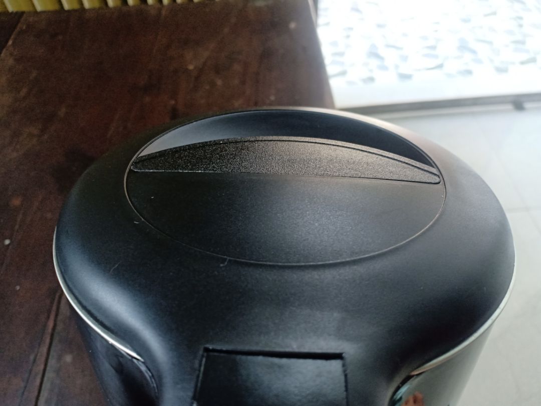 tiếng kêu cũng vừa, k phải là nhỏ. đun đầy bình cỡ 5p. lúc vừa mở nắm ra có tí mùi nhẹ, sau đó hết. dùng gần 2 tuần rồi thấy ổn cả nhe. nắp hơi khó mở, nhỡ mà gãy phần đó là nghỉ mở lun😂