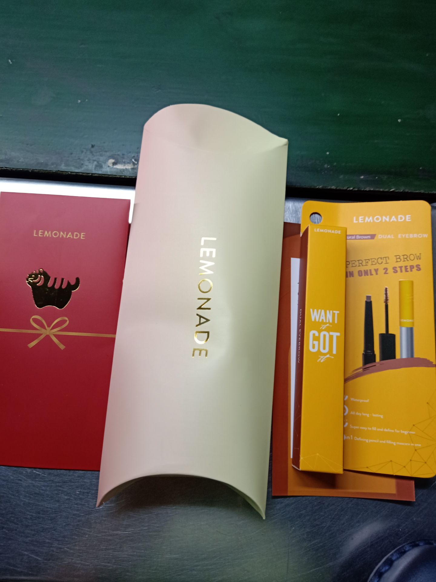 rất hài lòng và cam ơn shop mua hàng còn được lì xì, gói hàng rất đẹp có thư cảm ơn nữa, mãi ủng hộ shop