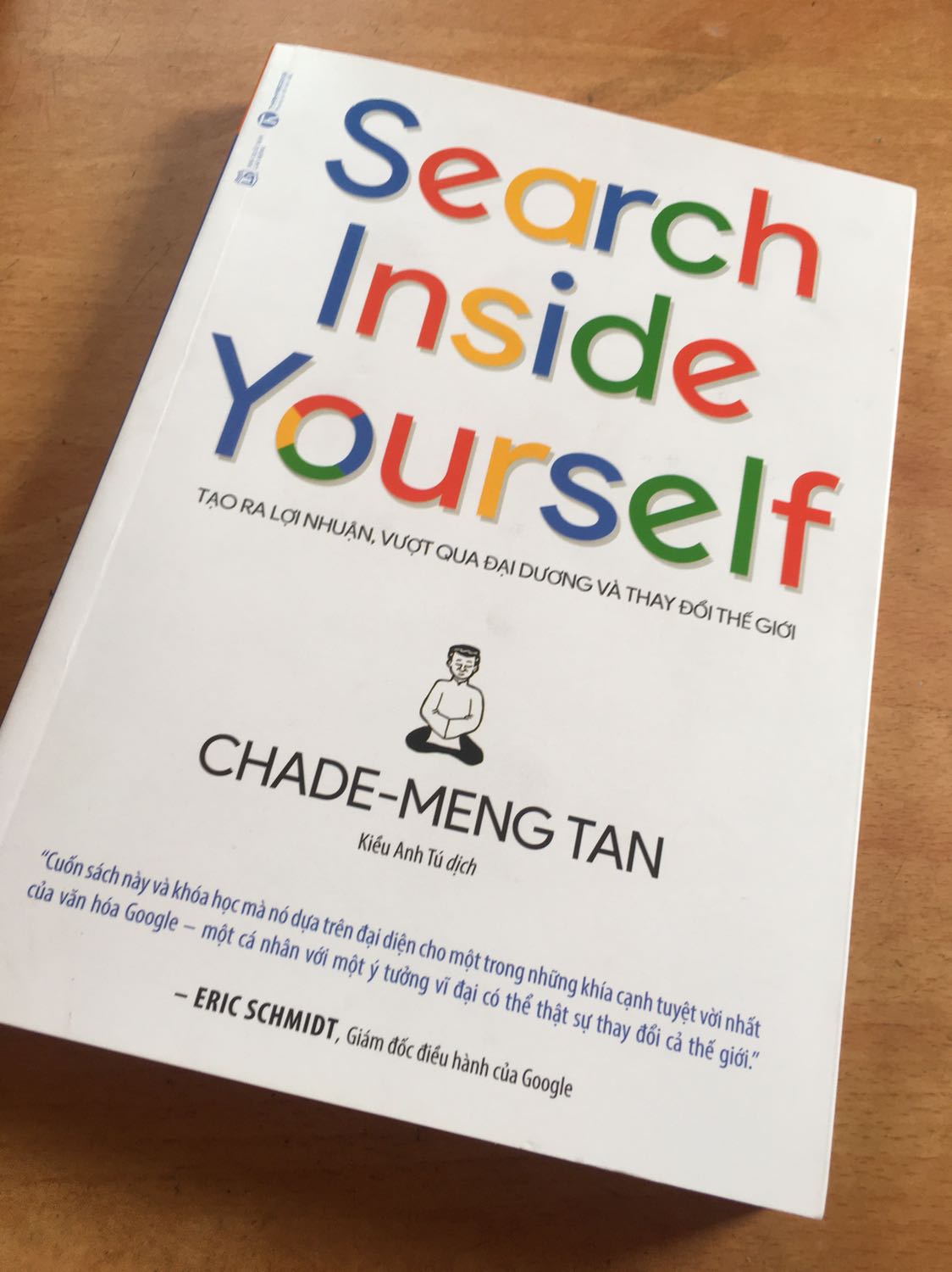 Một cuốn sách với nhiều hay ho và mới mẻ, cũng không kém phần hài hước nữa (tác giả đáng yêu quá trời). Mọi bước thực hành đều được viết cụ thể, dễ hiểu nữa, rất nhiều điều mình có thể ứng dụng ngay vào cuộc sống được. Cảm giác tâm nhẹ hơn m, bớt sân si hơn và vui hơn.
Và một điều mình rất ấn tượng ở cuốn sách này, đó là phần Lời cảm ơn, hình như là chưa bao giờ mình đọc được phần Lời cảm ơn nào thú vị như cuốn sách này (có vẻ như nguyên nhân đến từ một người bạn tốt vui vẻ -Meng). 
Cuốn sách cưng lắm, mà bìa trắng hơi dễ bám bẩn, phải chăm chút nâng niu để giữ nó trắng trẻo nuột nà... nhưng mà kết lại, cuốn sách vẫn rất chi là ổn áp, giấy mịn đẹp, nội dung chất lượng.