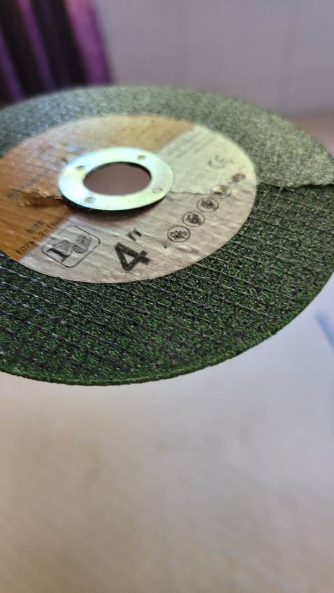 giao hàng nhanh, máy chạy tốt, sử dụng mới biết. lưỡi cắt bị gãy công, shipper bảo anh đi mua lưỡi khác, thiếu trách nhiệm