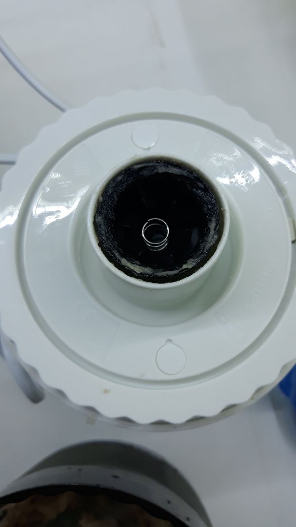 máy xay mạnh. xay mỗi lần ít thôi. nếu xay nhìu chút hoặc nghiên máy thịt sẽ trào lên qua mấy khe vô chỗ bộ điều khiển ko vệ sinh được. Hơi bất tiện tí. Ai xài cẩn thận. mới xài lần đầu nên chưa quen.