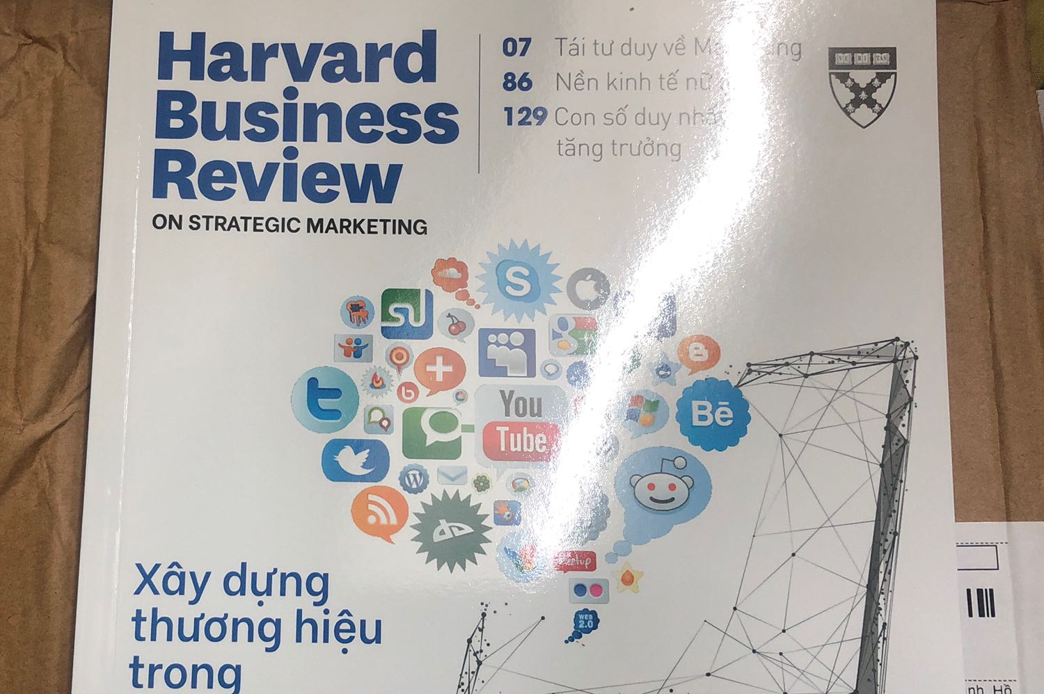 Lúc nhận sách mình hơi ngạc nhiên vì bìa khác hoàn toàn so với hình ảnh minh họa của sách, ngồi kiểm tra 1 hồi thì thấy đúng thật ? Hi vọng hình ảnh minh hoạ sẽ được cập nhật lại.