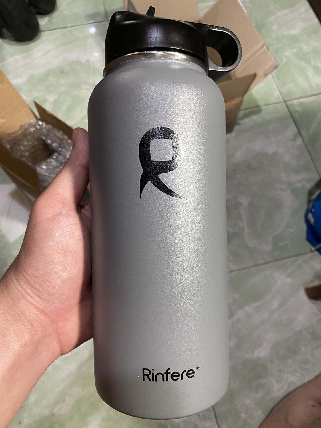 Bình có nhược điểm ở phần nắp. Phần nắp có thiết kế khá mong manh. Lực siết của bạn sẽ ảnh hưởng tới độ nóng hay độ lạnh các bạn trữ bên trong. Theo cảm nhận thì nếu siết nắp không chặt sẽ không kín được hơi bên trong. Nếu siết mạnh thì dễ làm lờn ren của nắp nhựa. Bạn nên cẩn thận khi siết nắp. Mọi thứ còn lại từ màu sắc tới các thông tin của nhà sản xuất thì còn phải dựa vào thời gian mới đánh giá chính xác được.