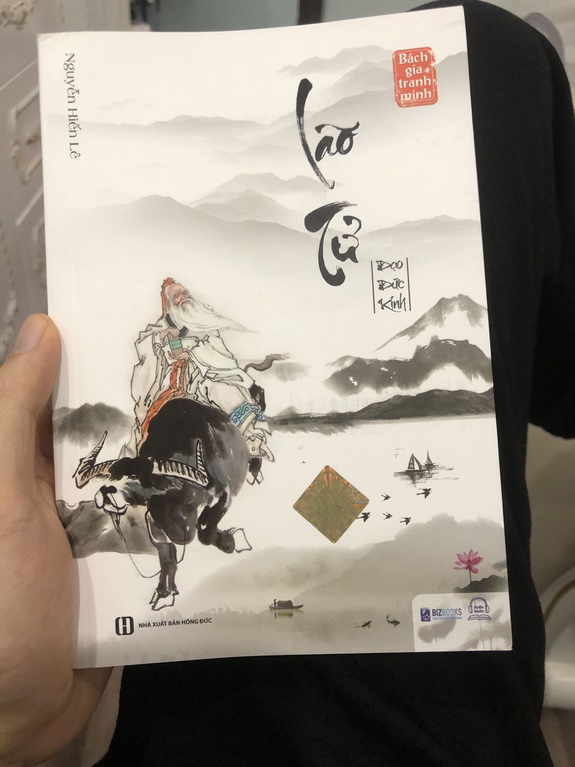 Sách đẹp đóng gói cẩn thận. Nội dung dịch hay nhưng các phần dịch nghĩa, bình giải chỉ để cách nhau dấu * nên khó nhìn. Và phần bình luận của tác giả hết nửa quyển sách, còn phần dịch Kinh chỉ còn gần nửa.