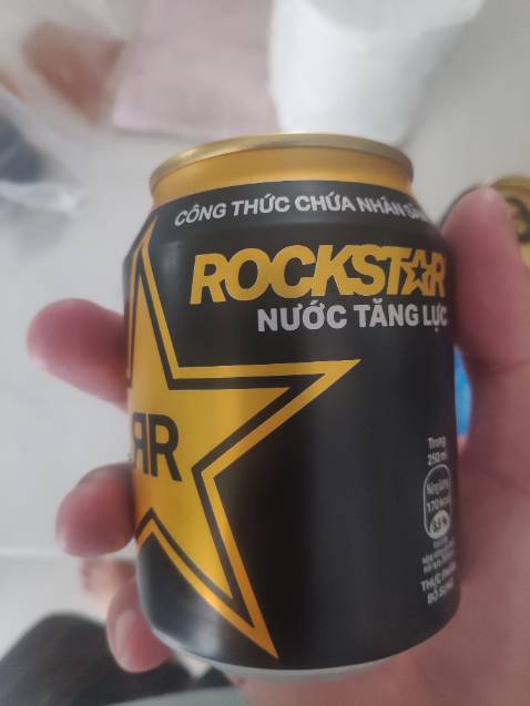 Nước ngon. Ít ngọt gắt hơn bò húc. Bao bì xấu, tên cũng khó đọc nên là sẽ khó phổ biến. Mua trên tiki giá tốt nên mua. Nhưng mà tăng giá thất thường quá