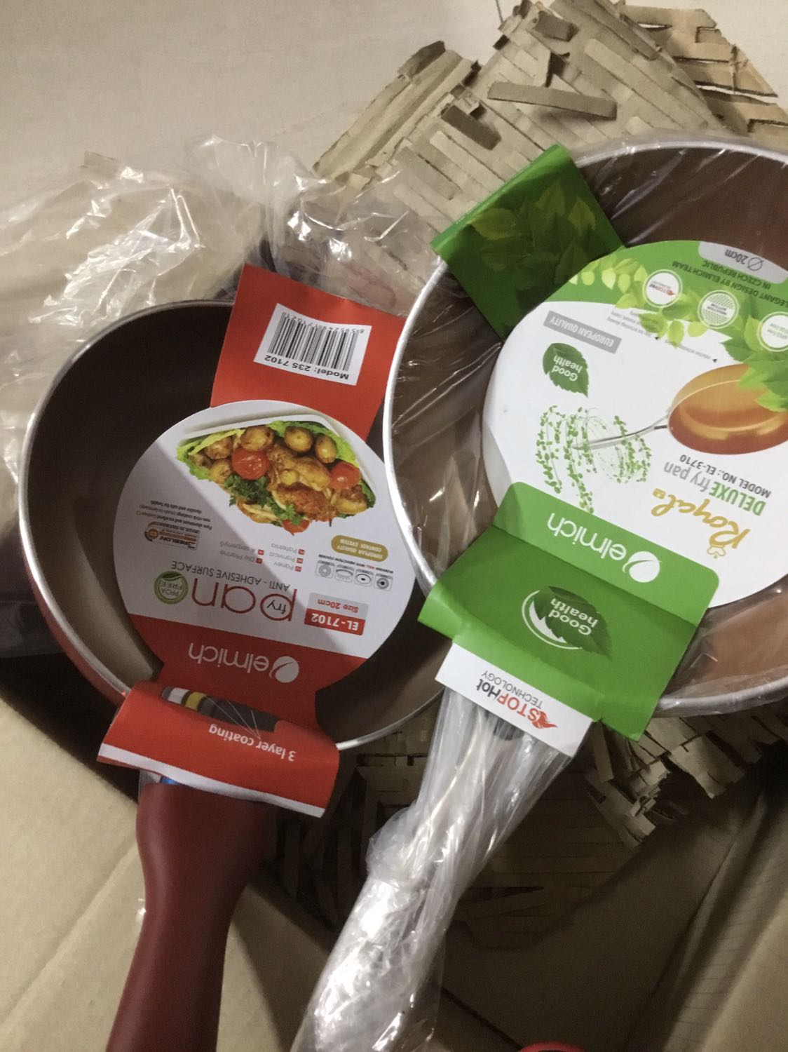 Mình vừa nhận chảo, Tiki giao hàng không bao bọc kỹ như lúc trước nữa. Chảo mình nhận bị móp méo rồi, Tiki đổi hàng đi ạ.
Mình nhận được hàng đổi của Tiki rồi ạ. Cảm ơn Tiki đã nhanh chóng đổi hàng cho mình.