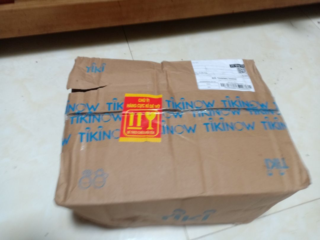 Mua rất nhiều lần sữa gửi về nhà cho mẹ nhưng lần này tiki làm ăn quá chán. Chống sốc kém, hộp sữa thì bị vỡ bục hết cả ra thùng. Chả biết bục từ trước hay giờ do vận chuyển làm bục nữa.