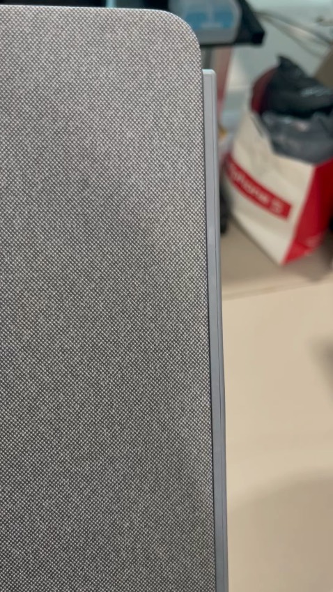 Các vấn đề khác ok. Mình sẽ chỉnh lại sao khi nhà bán có phản hồi giúp mình nhé ạ. Đoạn ngón tay mình chỉ vào thấy đường keo cao hẳn lên là do máy nào cũng vậy hay chỉ máy này dán không khớp lắm ạ. Cảm ơn.