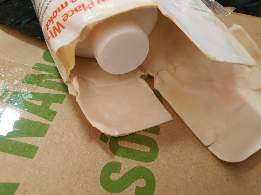 ko  bàn về chất lượng sản phẩm. Ko hiểu shop nghĩ gì khi đóng gói chai này kèm cái kệ một cách cực kỳ sơ sài. Cũng ko note vói bên giao hàng đây là hàng dễ vỡ. Nhận đến tay thì cái chai bể chảy be bét khắp nơi. Kinh khủng. Coi như là quăng thùng rác 60k. Nản thật sự!