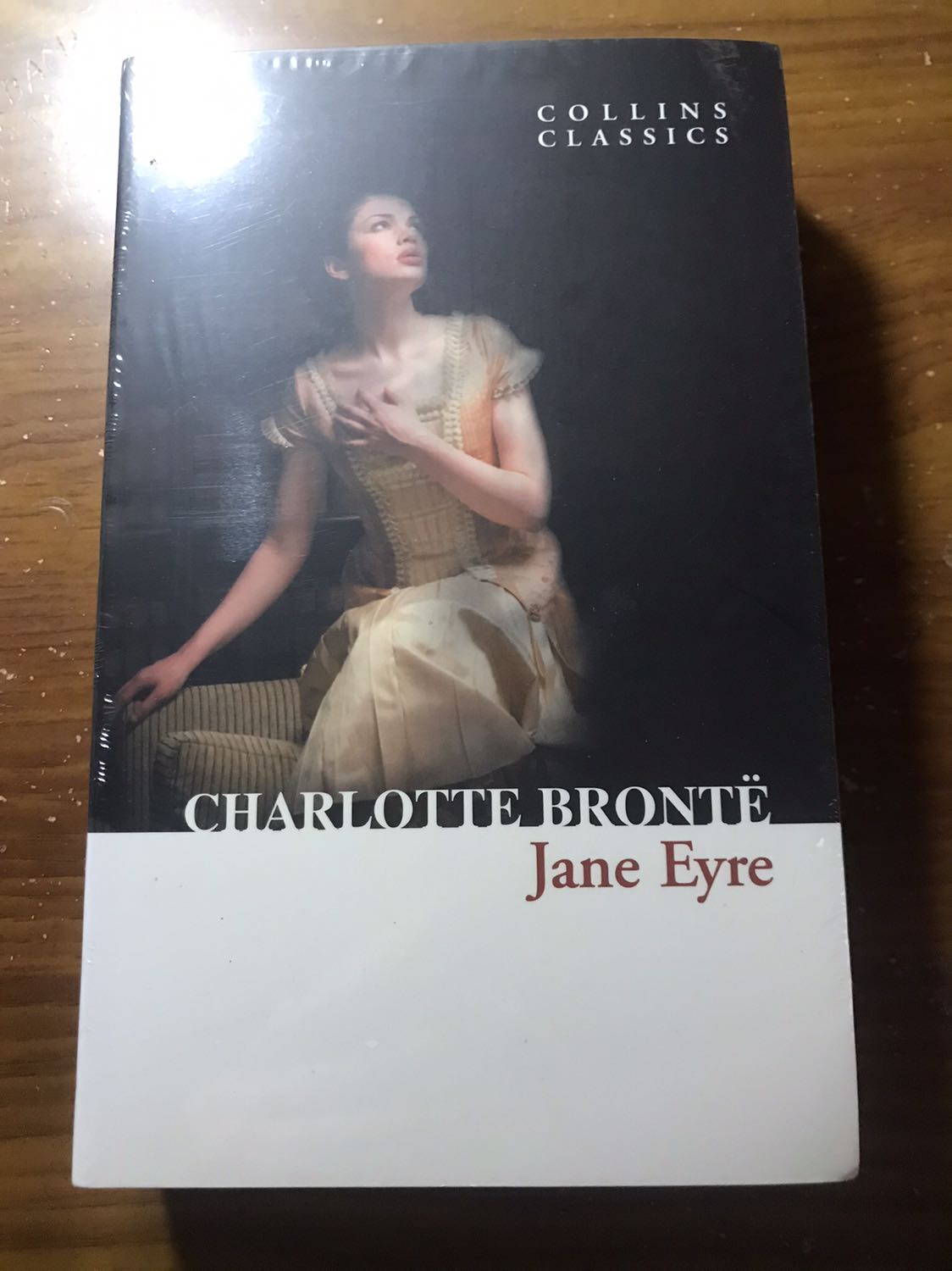 Sách được bọc lớp chống sốc, còn nguyên bao nilon. Sách nhỏ hơn mình tưởng, khá nhẹ và dày. Ổn.