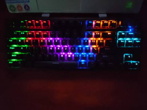 Dây bọc dù có cục chống nhiễu, đầu usb mạ vàng, led rất nhiều chế độ, 2 chế độ nâng bàn phím, ngoài ra còn có cái miếng nhựa để phủ lên bàn phím khi không sử dụng, tóm lại quá ngon trong tầm giá 600k.