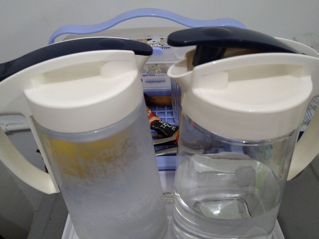 Sp chính hãng. Chịu nhiệt nóng lạnh, nước sôi tốt. Nút bật và nắp tháo vệ sinh dễ dàng. Ron kín nước. Phải dùng sức mỗi lần mở nắp. Nắp thường lắp xéo 1 bên cho dễ mở.