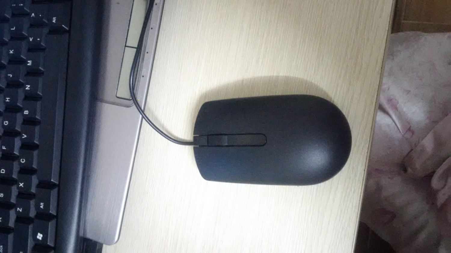 Mình đã mua và sử dụng con chuột này khá lâu rồi nên mới viết phản hồi, cá nhân mình thấy chuột dễ sử dụng, lướt êm và đặc biệt là nó to nên lúc di chuột thuận tiện hơn. Chuột này lướt trên bàn làm việc ko cần đế cũng nhanh. Nói chung ai đang phân vân nên mua chuột nào thì mua con này an tâm.