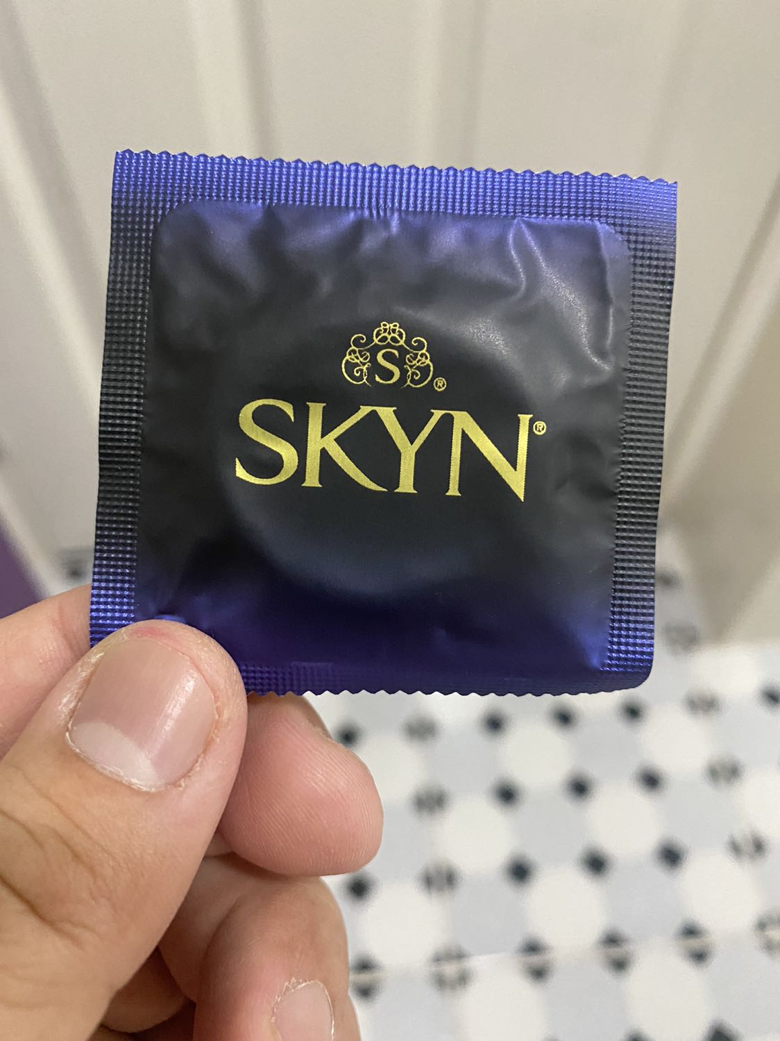 Mỏng hơn, không quá nặng mùi cao sư như One. Đặc biệt là xài thấy dễ chịu hơn Durex. Giá bán cũng ngang ngửa.

Bao bì bên ngoài tông màu sậm; tuy nhiên làm mình thắc mắc là sản phẩm này đang focus vào ai?
Nếu với người dùng trẻ thì vẻ ngoài quá già. Nếu với ng có gia đình, đứng tuổi thì sản phẩm này thiếu đi tính “gập ghềnh” như Durex.

Dánh giá chất lượng là 7/10. Cũng đáng trải nghiệm. Với sản phẩm tình iu thì 7/10 cũng chấp nhận được