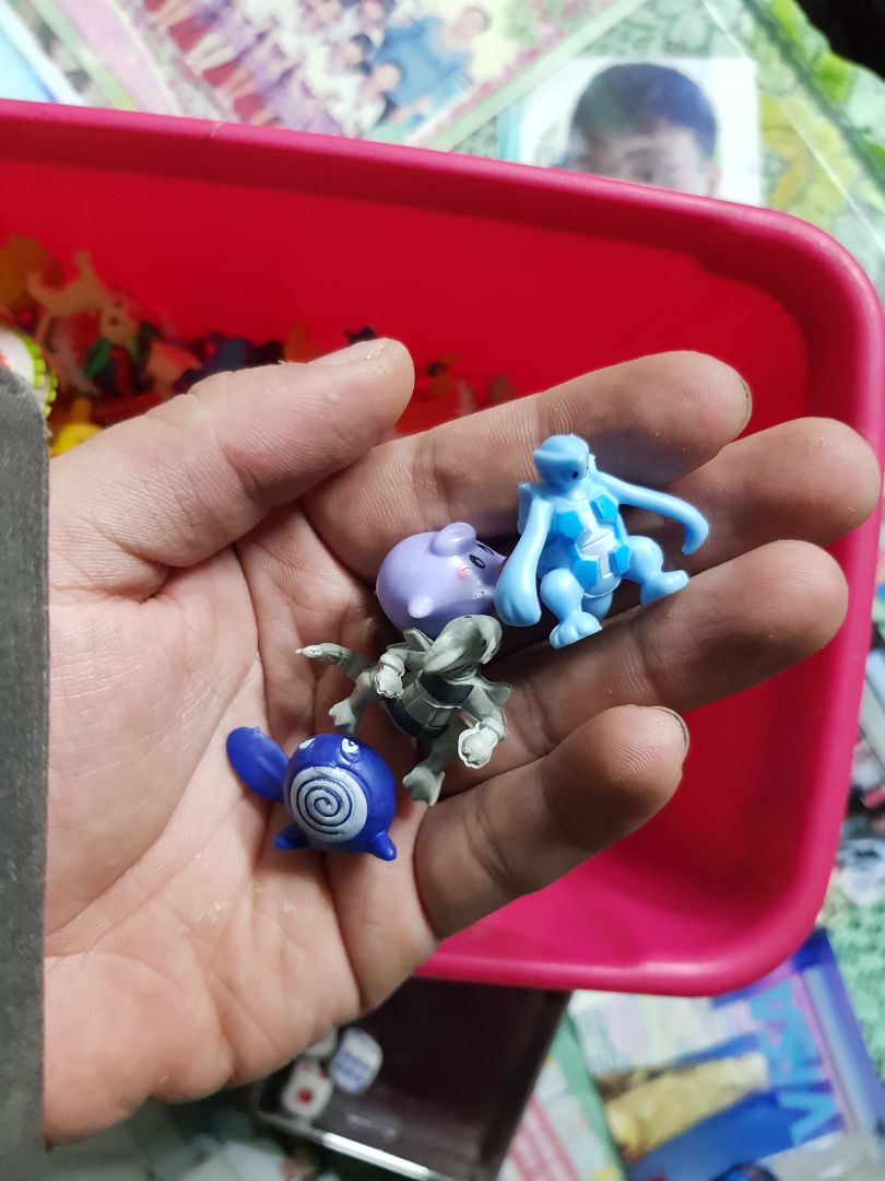 hơi nhỏ màu cũng ok ko trùng con ..