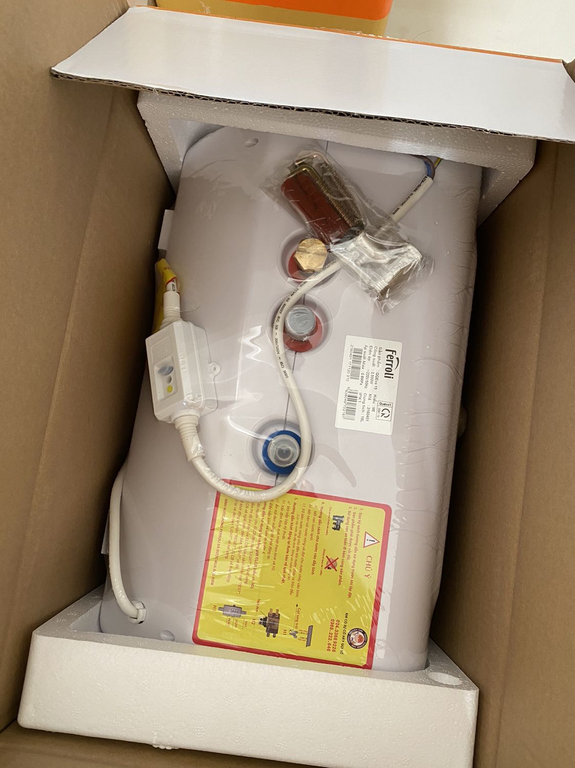 Mình mua về thì phát hiện nhà mình ko thể lắp đặt bình gián tiếp vì hệ thống nước của toà nhà chỉ có 1 ống thôi. Bạn lắp đặt khuyên mình nên liện hệ tổng đài để đổi qua bình trực tiếp. 
Buồn thay là gọi tổng đài thì mới biết sản phẩm này hạn chế đổi trả, trong khi mình còn chưa khui niêm phong. Giờ chả nhẽ để đấy rồi mua bình mới.
Thật thất vọng!