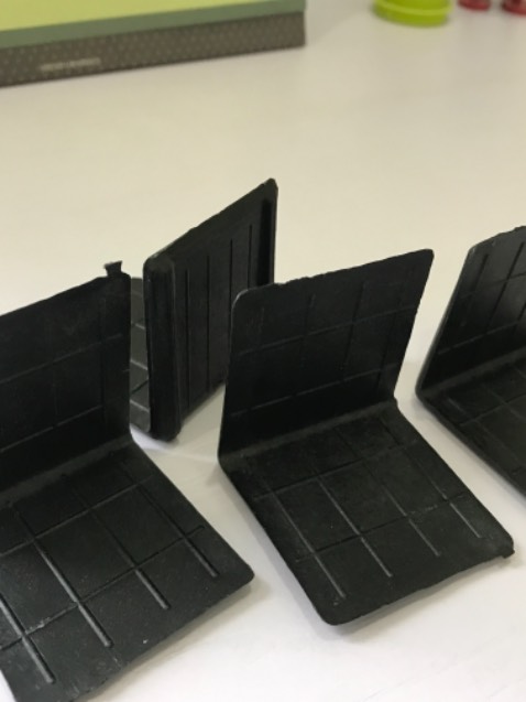 Cái bàn siêu thích luôn ạ, shipper gọi xuống lấy là mình lắp liền. Có mấy cái đen đen đấy thì mình ko biet để lgi :v 
Nói chung giá tiền đi đôi với chất lượng spham lắm nhé. Mình chỉ cần bàn để đồ lên thôi nên đặt bàn kích thước nhỏ.