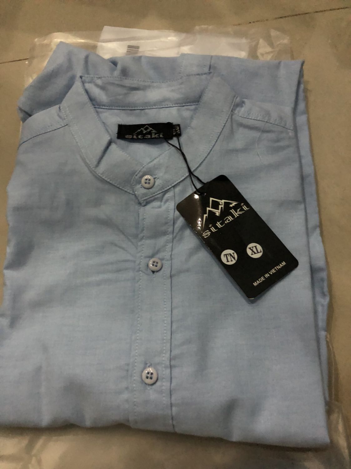 Vải đẹp, đường may rất chắc chắn, đóng gói kỹ áo mặc rất đẹp. Nên mua