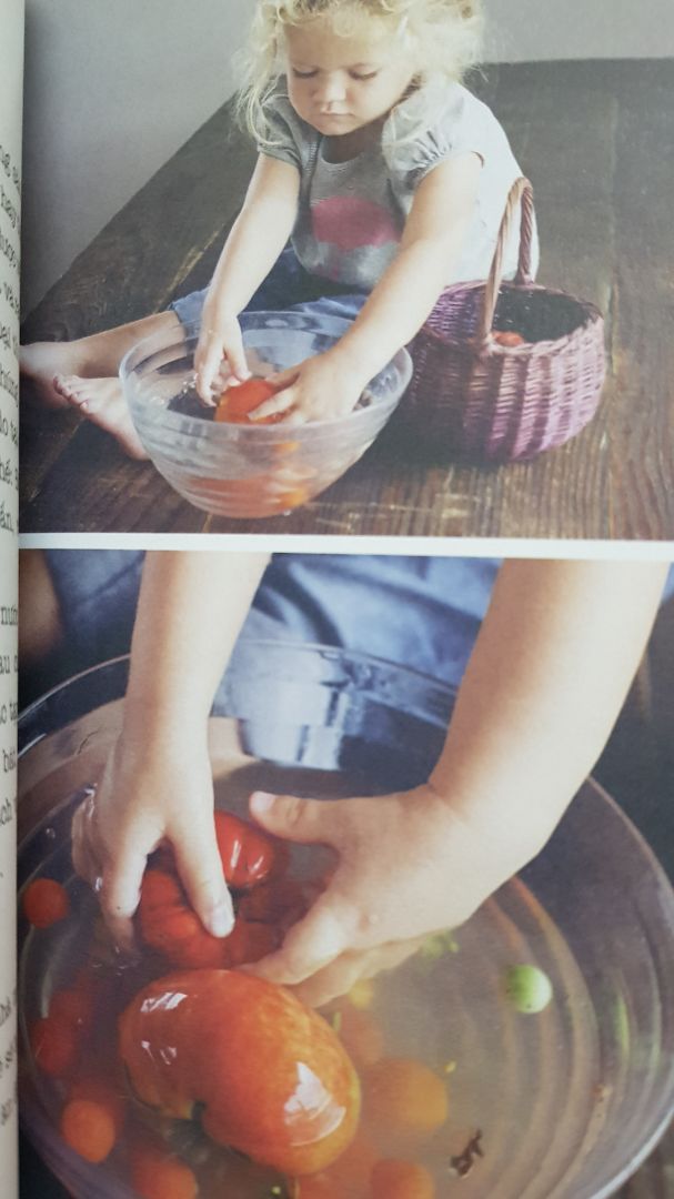 100 trò chơi với nước cho bé từ trong bụng mẹ đến trong bồn tắm, trong bể bơi, ngoài tự nhiên, trong nhà. Các trò chơi đơn giản, dễ thực hiện với hình minh hoạ ngộ nghĩnh.