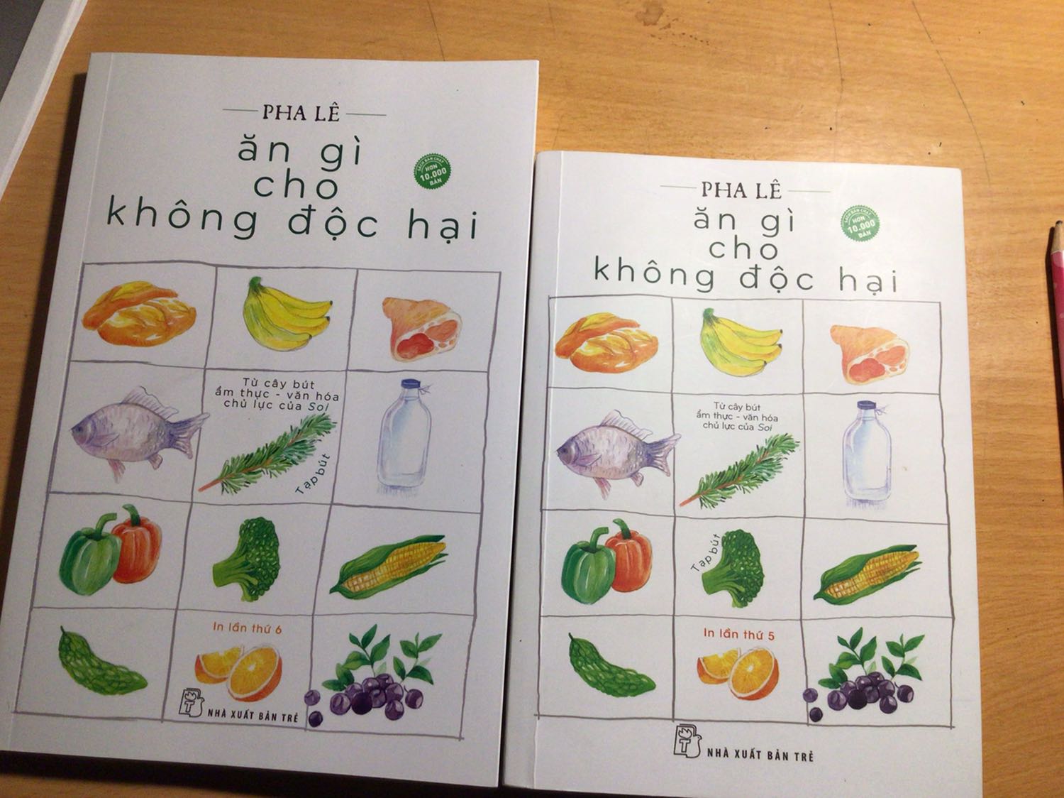 Sống trong thời điểm các vấn đề dinh dưỡng bị mù mờ, thấy người này bảo cái này độc là sợ hãi, thấy bảo ăn cái này bổ là đổ xô đi mua. Vậy điều gì là quan trọng và nên làm gì đây!
Sữa hạt tốt hay sữa bò tốt? Có nên tẩy chay sữa bò không?
Ăn dầu thực vật hay mỡ động vật?
Ăn chay, ăn thực dưỡng, ăn thực vật, ăn đồ tươi sống, ... Rất nhiều trường phái ăn uống làm chúng ta bị rối.
Cuốn sách của tác giả Pha Lê có lẽ sẽ giúp cho các bạn có thêm kiến thức để lựa chọn.
Đọc những trang mở đầu mình đã tưởng tượng ra là tác giả sẽ phân tích các quan điểm ăn uống theo những dẫn chứng khoa học nhưng tác giả sẽ không cho bạn biết bạn nên ăn như thế nào. Và đọc đến gần cuối, mình lại nghĩ “sắp hết rồi sao, vẫn còn mông lung về thực phẩm sạch lắm, biết lựa chọn thế nào?”. Rồi kết thúc sách, mình đã tìm ra được câu trả lời.
1. Ăn uống thì phải vui vẻ
Ko muốn ăn thì ko nên ăn, ko vui thì ko nên ăn, trẻ con ko thích ăn thì đừng ép.
Ăn trên tinh thần vui vẻ, dù ăn ít hay nhiều hay đồ ăn ko bổ lắm vẫn tốt hơn là ăn trong tâm trạng bực bội, sợ sệt, lo lắng, khó chịu vì bị bắt, bị ép. AI MUỐN KHOẺ MẠNH, CỨ VUI VẺ TRƯỚC CÁI ĐÃ
2. Đi ngược lại với tự nhiên, sẽ bị tự nhiên “trừng phạt”.
Ăn sai cấu tạo cơ thể làm cơ thể khó thích nghi. Loài người là động vật ăn tạp thì nên ĂN TẠP VÀ ĐA DẠNG THỰC PHẨM sẽ tốt cho hệ tiêu hóa và cơ thể của chúng ta.
3. Sống ở VÙNG NÀO, ĂN ĐỒ ở VÙNG ĐÓ.
4. Ăn “cái gì” không quan trọng bằng cách trồng, cách nuôi, cách chế biến — NGUỒN GỐC THỰC PHẨM
Trồng trọt, chăn nuôi lành mạnh khỏe khoắn, TÔN TRỌNG TỰ NHIÊN: Thực phẩm cần được nuôi trồng tự nhiên và đúng với đặc tính của nó.
(ví dụ: bò ăn cỏ thì nên nuôi bằng cỏ, còn nuôi nhốt và cho ăn cám ngô, ... thì thịt của nó vẫn tiềm ẩn “chất độc”)
Ảnh này là 2 lần mình đọc. Cuốn to là tái bản sau.