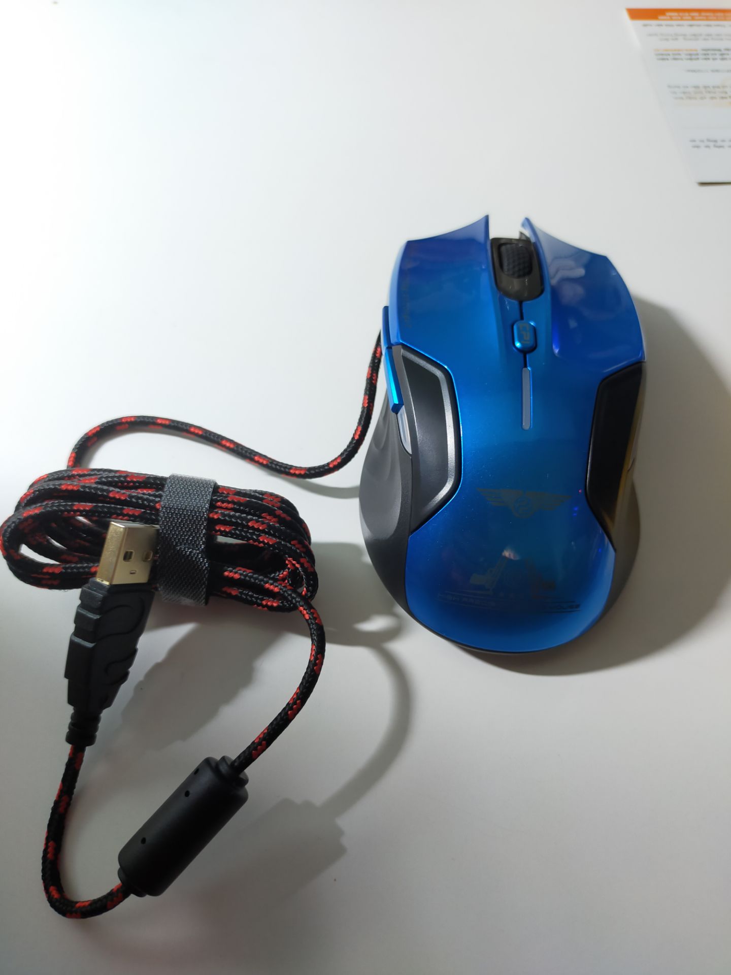 Tikinow đóng gói tiêu chuẩn, không có chống sock nhưng cũng ok vì sản phẩm có hộp riêng nữa. Sản phẩm chính hãng, có tem mác đủ. Dòng Newman này thì mình từng dùng qua rồi, nay thấy chuột cũng được nâng cấp lên phần dây có bọc 3 lớp, đầu dây có cục chống nhiễu còn chuột thì xài vẫn thấy như cũ, khá tốt khi chơi game, mượt, ổn định nếu không đòi hỏi quá cao. Giá thành thì quá hợp lí. 
Điểm trừ duy nhất ở con này là bạn nào bị ra mồ hôi tay nhiều thì sẽ cảm thấy khá dơ. Do bề mặt chuột là bóng chứ không phải nhám nên sẽ để lại vết dơ của tay khi sử dụng nhiều.