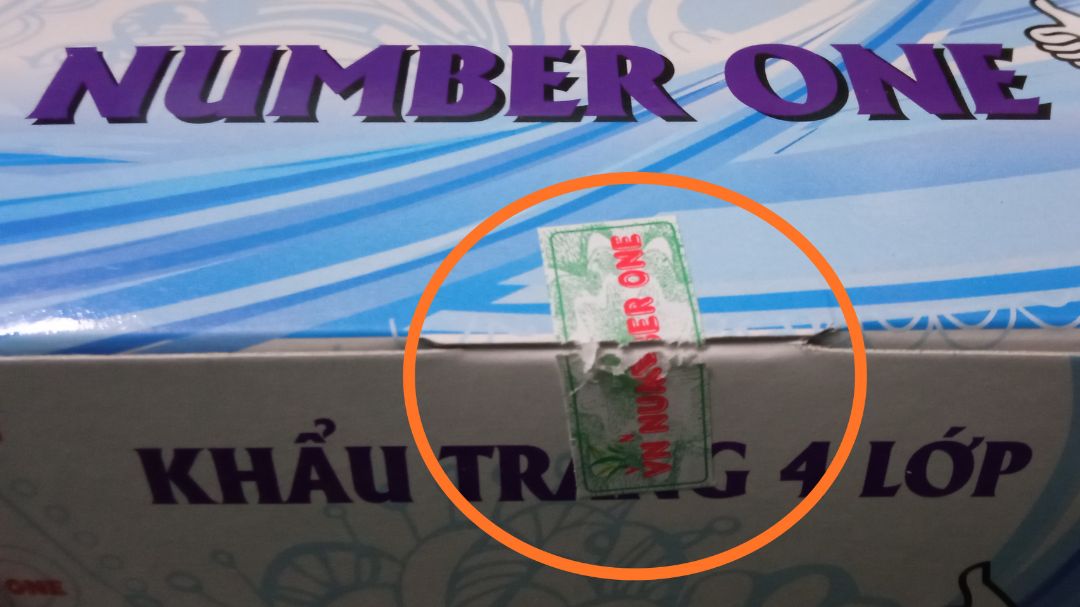 Sản phẩm giao nhanh. Shop đóng gói cũng rất ổn. Tuy nhiên, trừ 1 sao vì hàng mới mà bị rách tem niêm phong. Mua 1 lần 6 hộp nhưng shop lại gửi 2 loại khác nhau. Độ dày khẩu trang vừa phải, ko mỏng lắm. Giá thành phù hợp, ko bị đôn trong giai đoạn Covid này.