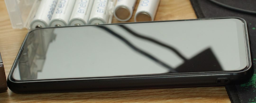 Thiết kế đẹp, full màn, cắt mép trên chỗ cảm biến rất hoàn mĩ. Đã mua đến lần thứ 3, 2 lần trước do bị rơi tầm 1.5m, 1 lần đập mặt điện thoại xuống đường, 1 lần rơi cấn góc nhưng đều bảo vệ tốt. Màn hình còn nguyên, cường lực nát bét. bị xước dăm nhiều.