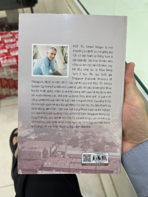 Cả 4 cuốn sách mình mua của Shop này đều còn nguyên seal đóng gói rất cẩn thận , nhiều xốp bảo vệ đến khó tin , mình rất hài lòng 
Sẽ ủng hộ tiếp . Chú ý giao hàng nhanh 1 chút thì tuyệt vời hơn nữa