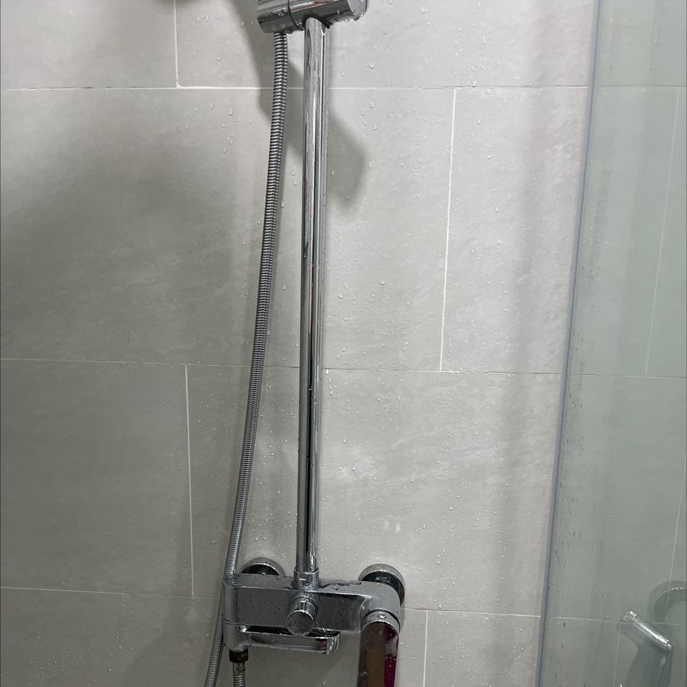 Trước xem review em tẩy cặn kính của hãng này về mà xài quá sức hài lòng nên vác thêm các em khác cũng hãng này về thử. Bình thường mình xài nước rửa chén kì cọ mấy đồ bằng inox thì cũng ra nhưng tốn nhiều thời gian với sức hơn. Em này nhờ cây cọ và sức tẩy mạnh nên quét đến đâu đi vết bẩn đến đó, nhất là mấy khe kẽ bình thường không vệ sinh được thì dùng em này + cọ hoặc bàn chải đánh răng là sạch hết. Nói chung là hài lòng