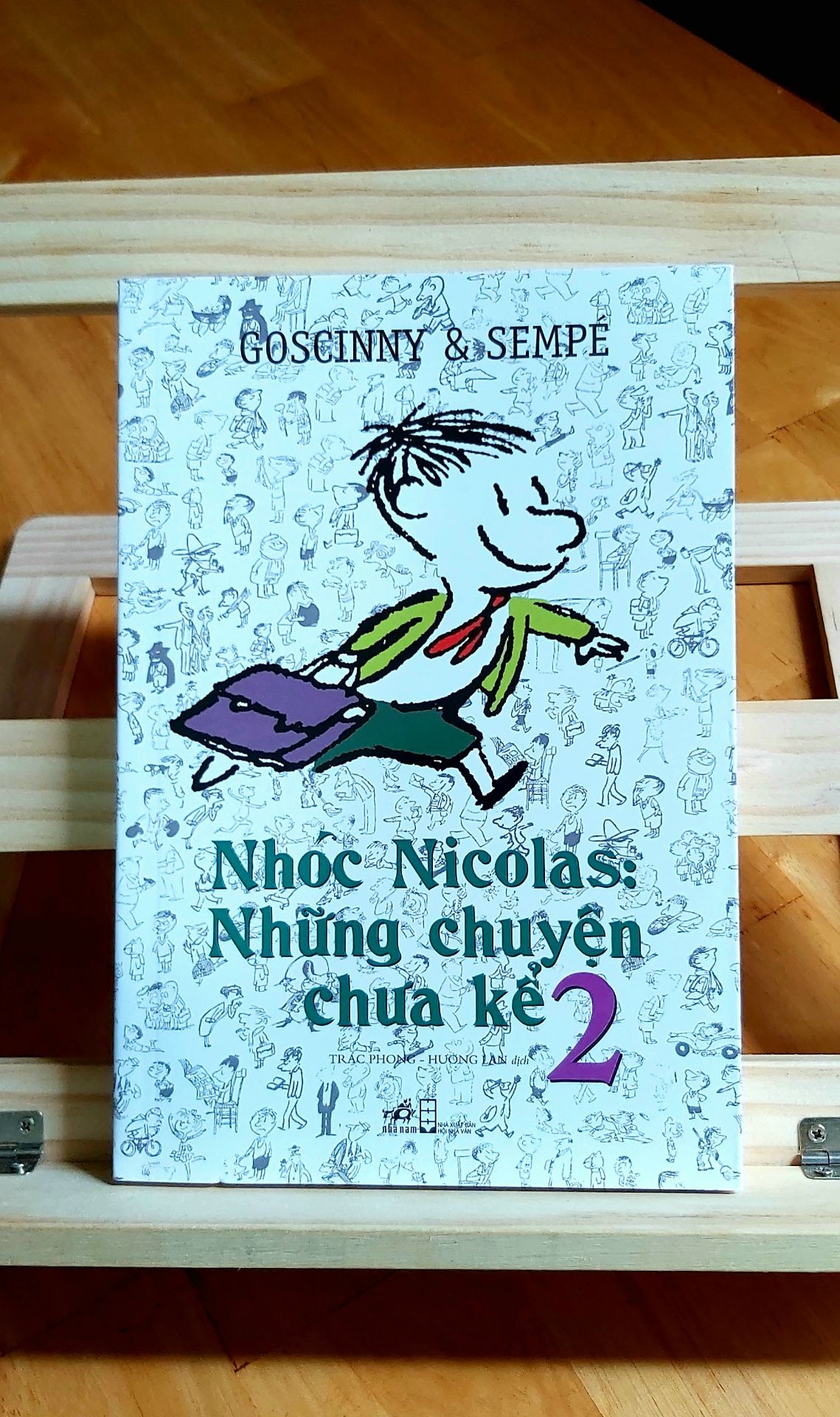 Mình đã xem phim, đã đọc tập 1 về câu nhóc này và quyết định mua tiếp tập 2, sắp tới là tập 3... 😋. Nội dung sách thú vị, hình thức đơn giản và ngộ nghĩnh. Giá tiền hợp lý. Dù đang trong giai đoạn cách ly nhưng dịch vụ Tiki đảm bảo vẫn giao hàng đúng hẹn. Nhân viên Tiki thân thiện và nhắc KH thực hiện 5k trong mùa dịch. Thanks!